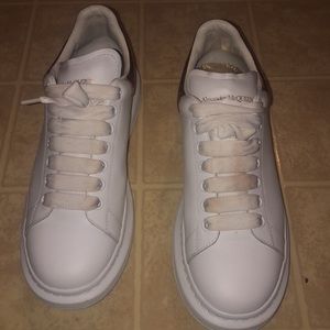 Comes with extra laced (minor scratch on the back)